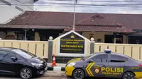 Mobil yang digunakan korban saat menjadi korban pencurian bemodus kempes ban di Garut, Jawa Barat terparkir di Polsek Garut Kota. (Liputan6.com/Jayadi Supriadin)