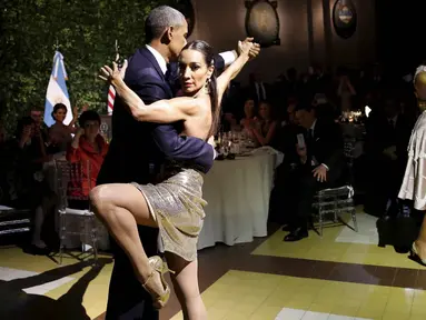 Presiden Barack Obama, dan istrinya, Michelle Obama, berdansa tango dengan penari dalam jamuan makan malam kenegaraan bersama Presiden Argentina Mauricio Macri di Buenos Aires, Argentina, (23/3). (REUTERS/Carlos Barria)