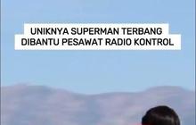 VIDEO: Uniknya Superman Terbang Dibantu Pesawat Radio Kontrol