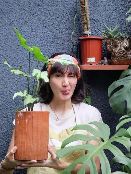 Di kehamilan anak pertamanya, Nadine Chandrawinata mengubah gaya rambut menjadi pendek dan berponi. Makin fresh dan cantik! (Instagram/nadinelist).