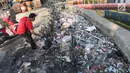 Warga membuang sampah di sekitar pintu air Kali Item, Kemayoran, Jakarta, Selasa (2/10). Tidak tersedianya tempat pembuangan menyebabkan warga membuang sampah di lokasi tersebut sehingga menimbulkan bau tidak sedap. (Liputan6.com/Immanuel Antonius)