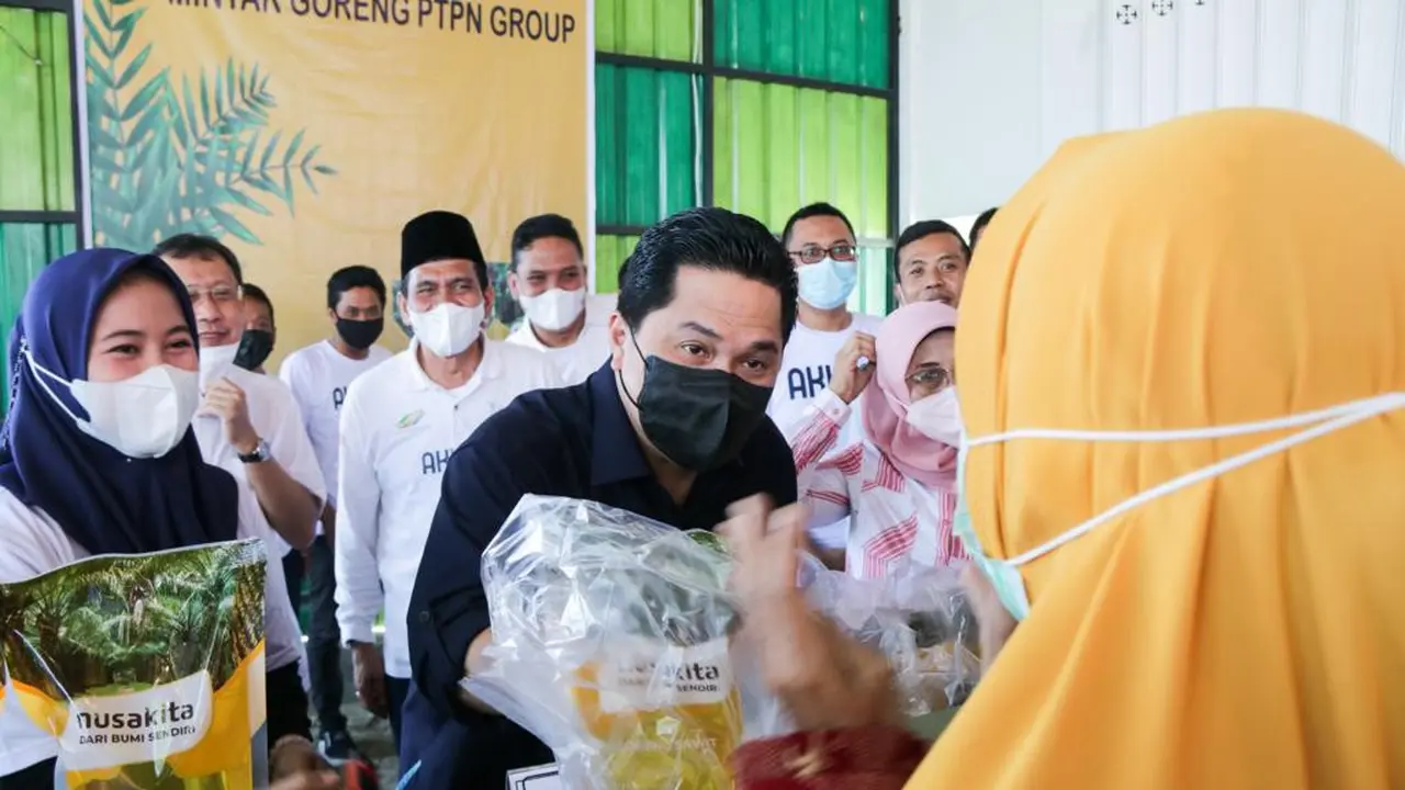 Menteri BUMN Erick Thohir menghadiri operasi pasar minyak goreng oleh PTPN di Sidoarjo