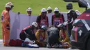 Pembalap KTM, Jack Miller mendapatkan perawatan dari petugas medis setelah terjatuh saat ajang balap MotoGP Malaysia 2024 yang berlangsung di Sirkut Sepang, Malaysia, Selasa (05/11/2024). (AP Photo/Vincent Thian)