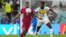 Gelandang Qatar, Abdulaziz Hatem berebut bola dengan penyerang Senegal, Boulaye Dia selama pertandingan grup A Piala Dunia 2022 di Stadion Al Thumama di Doha, Qatar, Jumat (25/11/2022). Berkat kemenangan 3-1, Senegal menjaga harapan lolos ke babak 16 besar. (AP Photo/Petr Josek)