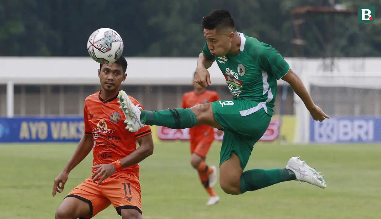 Pemain PSS Sleman, Arthur Irawan (kanan) menendang bola saat melawan Persiraja Banda Aceh dalam laga pekan kedua BRI Liga 1 2021/2022 di Stadion Madya, Jakarta, Sabtu (11/9/2021). (Foto: Bola.Com/M. Iqbal Ichsan)