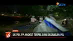 Razia membuat sejumlah PKL panik dan berusaha menyelamatkan lapak dan dagangan mereka.