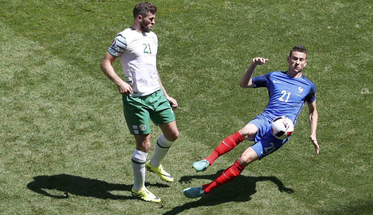 Pemain Arsenal, Laurent Koscielny (kanan) saat beraksi  bersama Prancis melawan pemain Republik Irlandia pada babak 16 besar piala Eropa 2016. (REUTERS/Max Rossi)