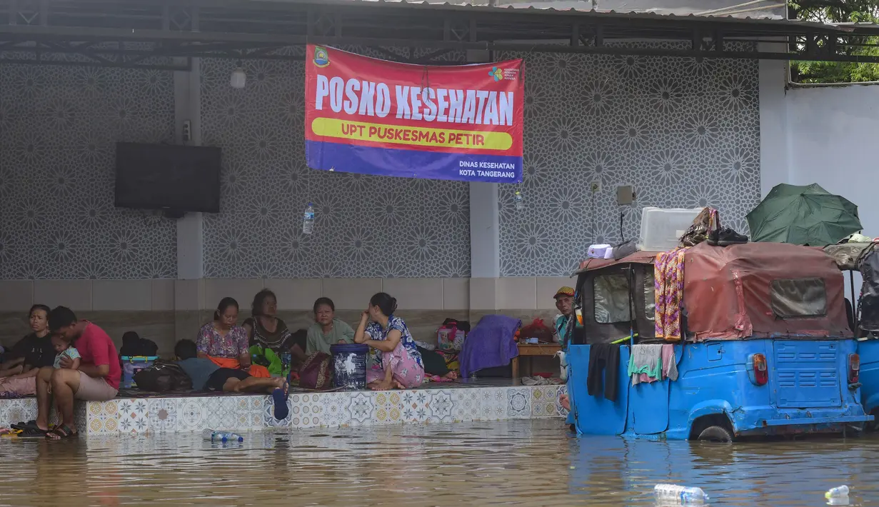Selain evakuasi dan penanganan teknis, petugas gabungan juga melakukan pemantauan kondisi saluran air dan memastikan tidak ada penyumbatan yang memperparah banjir. (merdeka.com/Arie Basuki)