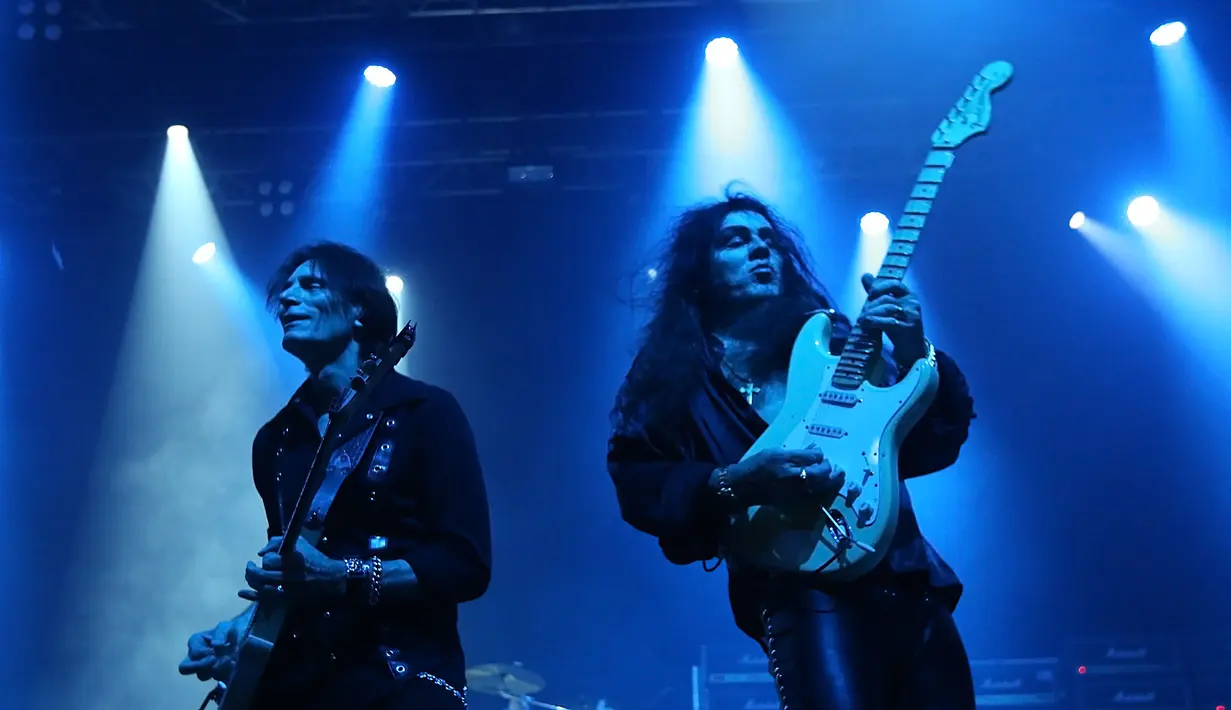 Dua dari lima gitaris tersebut di antaranya adalah Steve Vai dan Yngwie Johann Malmsteen. Penampilan keduanya di konser tadi malam tentu berhasil memikat perhatian para penggemarnya. (Bambang E. Ros/Bintang.com)