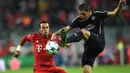 Pemain Bayern Munchen, Thiago berebut bola dengan pemain Dinamo Zagreb, Arijan Ademi pada laga Liga Champions di Stadion Allianz Arena, Jerman, Rabu (30/9/2015). (EPA/Andreas Gebert)