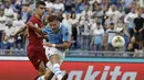 Penyerang Lazio, Ciro Immobile menendang bola ke arah gawang AS Roma pada pertandingan Serie A Liga Italia di stadion Olimpico (1/9/2019). Lazio dan Roma bermain imbang 1-1. (AP Photo/Alessandra Tarantino)