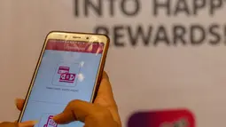 Model mencoba aplikasi My Smart Shopper ID Offline saat peluncuran di Jakarta, Jumat (22/6/2019). Aplikasi yang berbasis di Malaysia mulai melakukan ekspansi ke Indonesia sebagai solusi belanja ritel dalam bisnis e commerce. (Liputan6.com/Fery Pradolo)