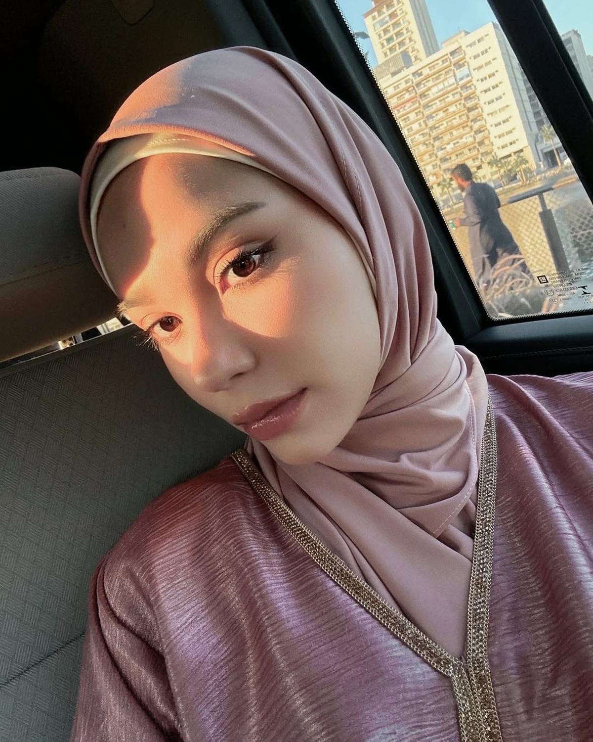 Potret Cantik Alyssa Daguise di Jeddah dengan Balutan Hijab dan Kaftan, Vibenya Muslim Eropa