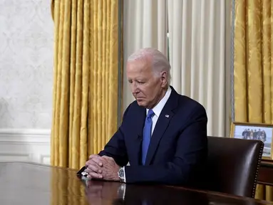 Presiden AS Joe Biden berbicara dalam pidato nasionalnya tentang keputusannya untuk tidak mencalonkan diri kembali di Oval Office Gedung Putih di Washington, DC, Rabu (24/7/2024) Waktu setempat. (Evan Vucci / POOL / AFP)