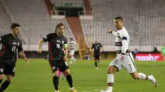 Penyerang Portugal, Cristiano Ronaldo berusaha mengumpan bola dari kawalan gelandang Kroasia, Luka Modric dan Josip Juranovic pada pertandingan UEFA Nations League di stadion Poljud di Split, Kroasia, Selasa (17/11/2020). Portugal menang tipis atas Kroasia 3-2. (AP Photo / Darko Bandic)