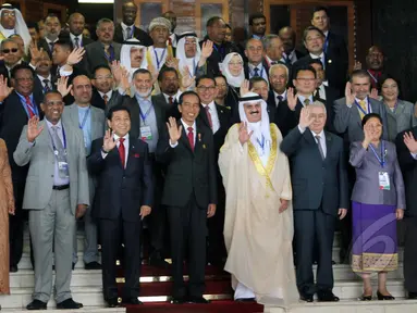 Presiden Joko Widodo dan para delegasi negara-negara di Asia Afrika berfoto bersama usai melakukan pembukaan Konferensi Parlemen Asia Afrika di Gedung DPR RI, Jakarta, Kamis (23/4/2015). (Liputan6.com/Helmi Afandi)