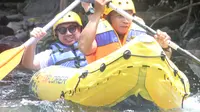 Pengunjung saat mencoba wahana arung jeram di wisata Ilomata River Camp Bonebol (Arfandi/Liputan6.com)