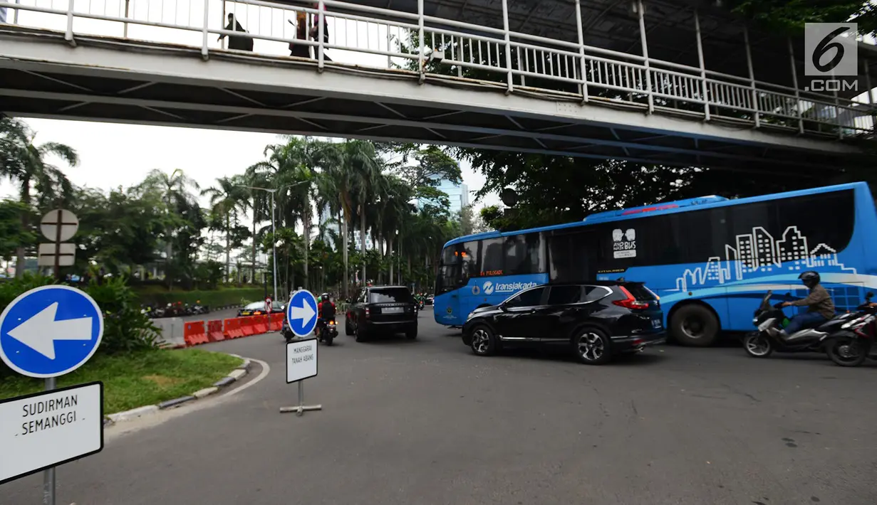Transjakarta melintas saat uji coba sistem satu arah di kawasan Dukuh Bawah atau sekitar Landmark Setiabudi, Jakarta, Rabu (13/2). Sistem satu arah dilakukan dalam rangka penataan Transit Oriented Development (TOD) Dukuh Atas. (Merdeka.com/Imam Buhori)