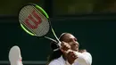 Petenis AS, Serena Williams mengembalikan bola ke arah petenis Jerman, Julia Gorges pada semifinal Wimbledon 2018 di London, Kamis (12/7). Petenis yang baru saja kembali usai melahirkan itu juga menang mudah atas Julia Goerges.. (AP/Tim Ireland)