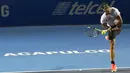 Ekspresi petenis asal Spanyol Rafael Nadal saat mengembalikan bola ke arah petenis asal Jepang, Yoshihito Nishioka dalam babak perempat final turnamen Meksiko Terbuka 2017 di Cancha Central, Acapulco, Kamis (2/3). (AP Photo/Enric Marti)