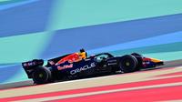 Pembalap Red Bull Racing asal Belanda, Max Verstappen, mengemudikan mobilnya pada hari pertama uji coba pramusim Formula Satu di Sirkuit Internasional Bahrain di Sakhir pada 11 Februari 2026. (Giuseppe CACACE/AFP)