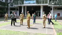Kekompakan ditunjukkan pejabat dan pegawai di lingkungan Sekretariat Daerah Kota (Setdako) Medan untuk mencegah terpapar virus crona COVID-19