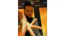  Demian berpose dengan gaya khasnya memperlihatkan tangan ke depan kamera di XXI Gandaria City, Selasa (14/5/2014) (Liputan6.com/Faisal R Syam).