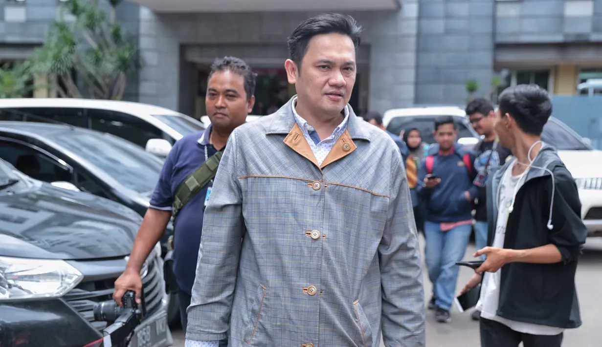 "Kalau Farhat Abbas udah jelas, tapi buat apa. Toh ada pun dibagi sama mantan-mantan saya, digugat malah. Lebih baik saya diam tapi pasti," tambahnya. (Adrian Putra/Bintang.com)