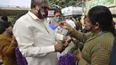 Seorang penjual bunga  berinteraksi dengan calon pembeli di pasar grosir di Bengaluru, India, Kamis (24/9/2020). Negara berpenduduk 1,3 miliar itu diperkirakan akan menjadi negara terparah pandemi COVID-19 dalam beberapa minggu, melampaui AS. (AP Photo/Aijaz Rahi)
