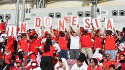 Para suporter Indonesia memberi dukungan jelang dimulainya laga semifinal Piala Asia U-23 2024 antara Timnas Indonesia U-23 menghadapi Uzbekistan U-23 di Abdullah bin Khalifa Stadium, Doha, Qatar, Senin (29/4/2024). (AFC)