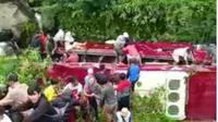 Bus pariwisata berwarna merah masuk ke jurang di Sungai Awu, dekat jembatan Kawasan Obyek Wisata Guci Tegal.