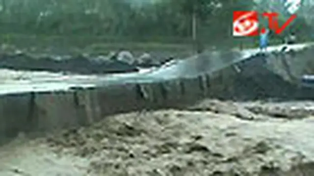 Banjir Lahar Dingin Terjang Jembatan
