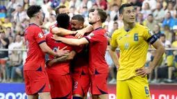 Para pemain Inggris merayakan gol yang dicetak oleh Kyle Walker ke gawang Ukraina pada matchday kelima Grup C Kualifikasi Euro 2024 di Tarczynski Arena, Polandia, Minggu (10/9/2023). Kedua tim bermain sama kuat 1-1. (AP Photo/Czarek Sokolowski)
