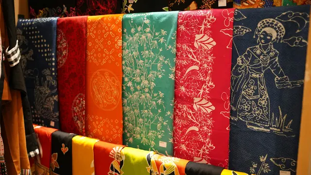 Cara pilih batik sesuai warna kulit (credit: unsplash/wafieq akmal)