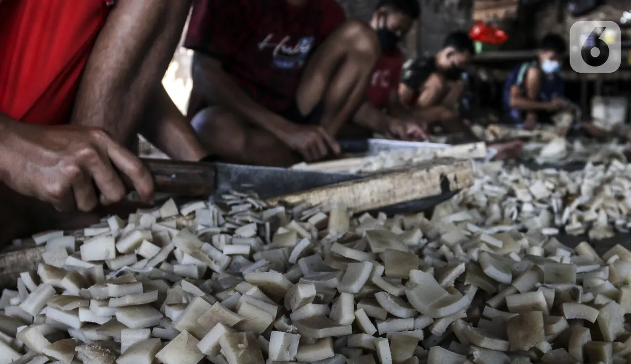 Pekerja memotong kulit sapi untuk dijadikan kerupuk di Kerupuk Kulit Bambang, Depok, Jawa Barat, Sabtu (28/8/2021). Pelaku usaha kerupuk kulit mengaku sejak Pemberlakuan Pembatasan Kegiatan Masyarakat (PPKM) produksi kerupuk kulit menurun hingga 60 persen. (Liputan6.com/Johan Tallo)