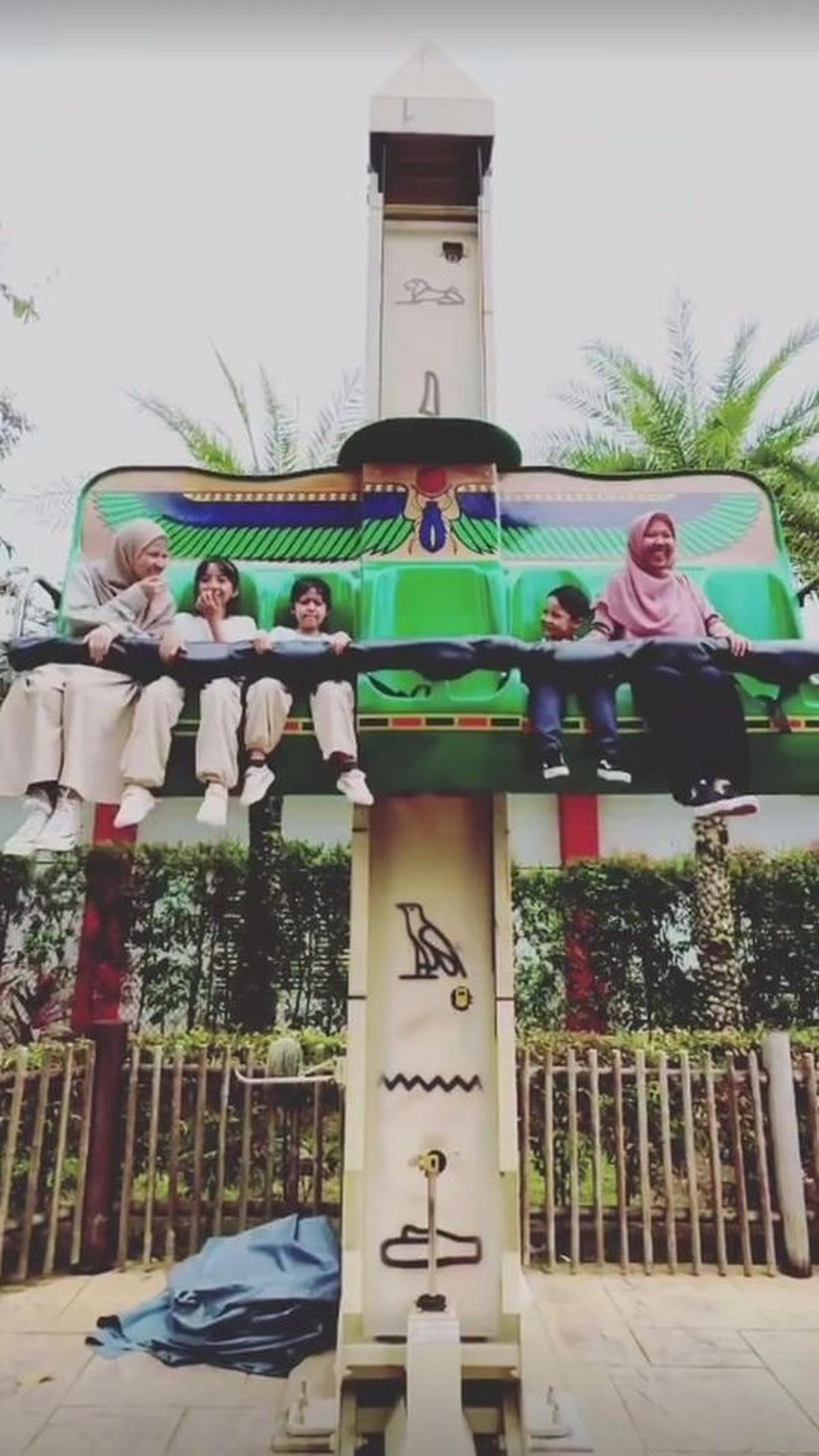 Natasha Rizky tampak bahagia selama momen liburan bareng anak-anaknya.