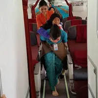 Inilah foto dan cerita di balik pramugari Garuda yang menggendong seorang nenek untuk membantunya turun dari pesawat. (Foto: Istimewa)