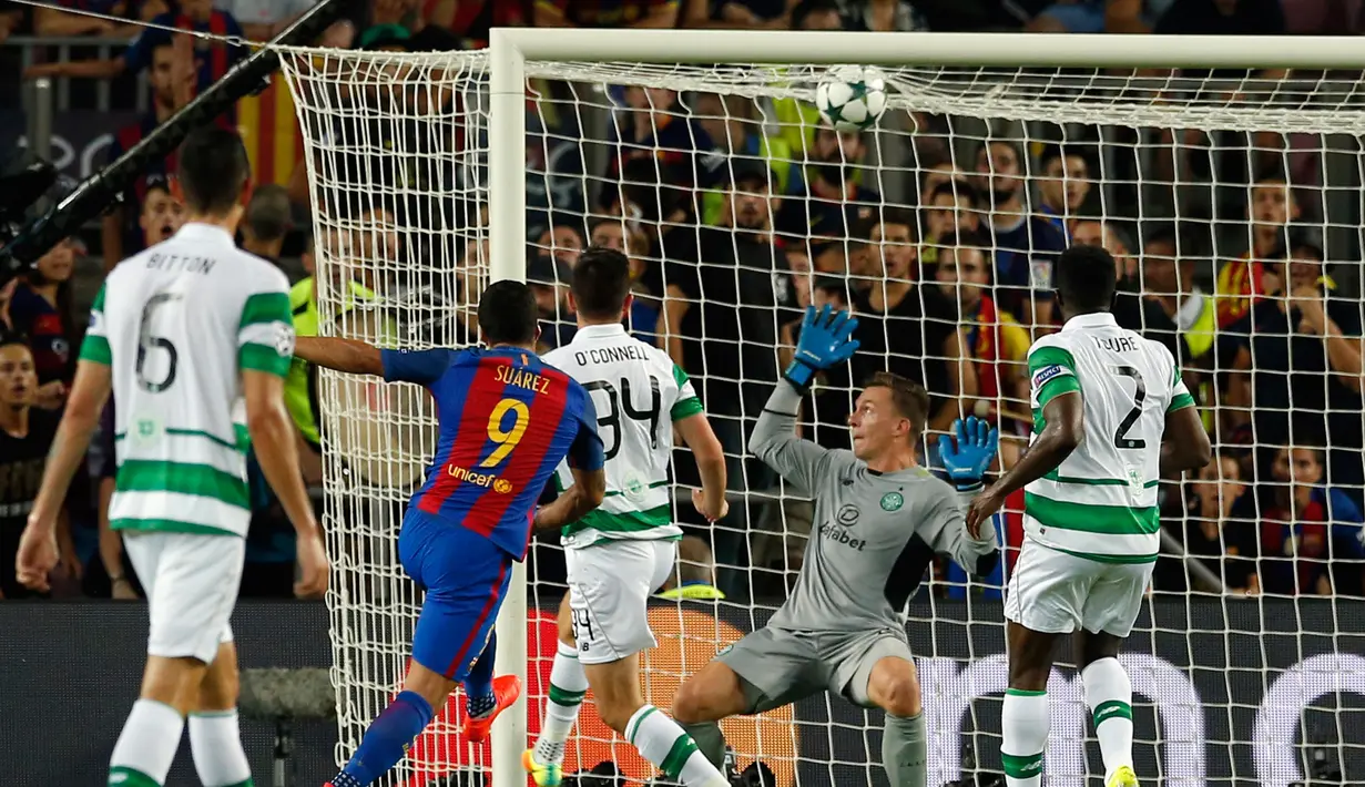 Kiper Celtic, Dorus de Vries gagal menghalau tendangan penyerang Barcelona, Luis Suarez pada Liga Chmapions Grup C di Stadion Camp Nou, Spanyol (14/9). Suarez mencetak dua gol dan membawa Barcelona menang 7-0. (REUTERS/Albert Gea)