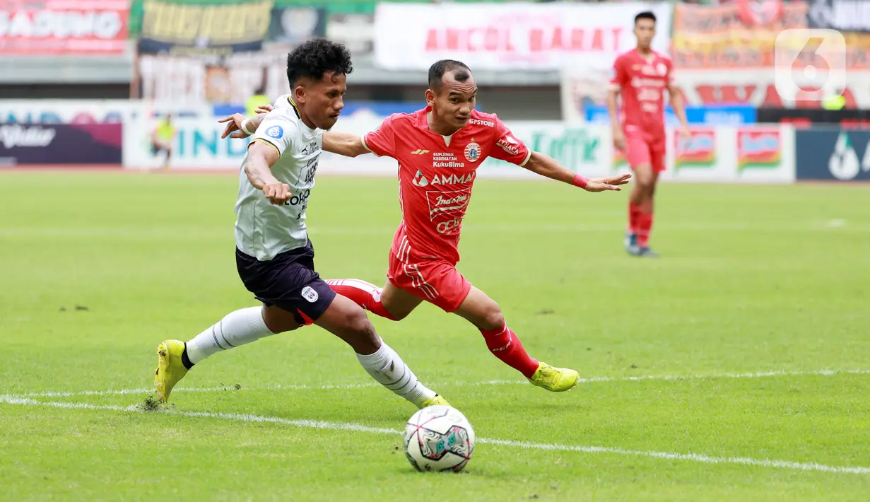 Pemain Persija Jakarta, Riko Simanjuntak berebut bola dengan pemain Rans Nusantara FC, Saddam Hi Tenang, pada pekan ke-22 BRI Liga 1 2022/23 di Stadion Patriot Candrabhaga, Bekasi, Jumat (3/2/2023). Sementara RANS memperkecil kedudukan berkat gol Mitsuru Maruoka. (Bola.com/M Iqbal Ichsan)