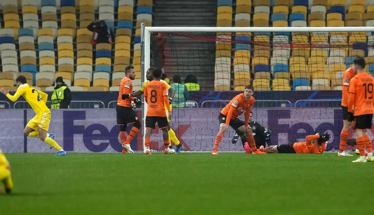 Pemain Sheriff Tiraspol Boban Nikolov (kiri) melakukan selebrasi usai mencetak gol ke gawang Shakhtar Donetsk pada pertandingan sepak bola Grup D Liga Champions di Stadion Olympiyskiy, Kyiv, Ukraina, 7 Desember, 2021. Pertandingan berakhir 1-1. (AP Photo/Efrem Lukatsky)