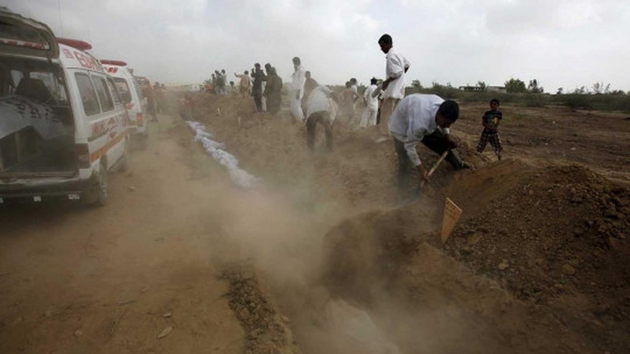 Ribuan korban tewas akibat hawa panas di Pakistan dikubur massal