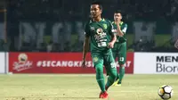 Gelandang bertahan muda Persebaya, yaitu M. Hidayat mulai dilirik pelatih Djadjang Nurdjaman. (Bola.com/Aditya Wany)