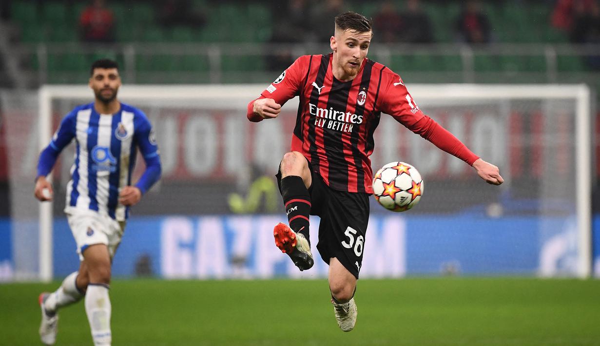 Alexis Saelemaekers. Sayap kanan Belgia ini digaet AC Milan dari Anderlecht pada Januari 2020 dengan status pinjaman dan tampil 13 laga di Liga Italia hingga akhir musim. Musim 2020/2021 statusnya dipermanenkan. Musim ini telah tampil 19 kali dengan raihan 1 gol dan 3 assist. (AFP/Marco Bertorello)