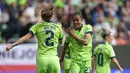 Pemain Wolfsburg, Svendis Jane Jonsdottir (tengah) merayakan gol kedua timnya pada laga leg pertama semifinal Liga Champions Wanita 2022/2023 melawan Arsenal di Volkswagen Arena, Wolfsburg, Jerman, Minggu (23/04/2023). Laga berakhir dengan skor 2-2. (AP Photo/Martin Meissner)