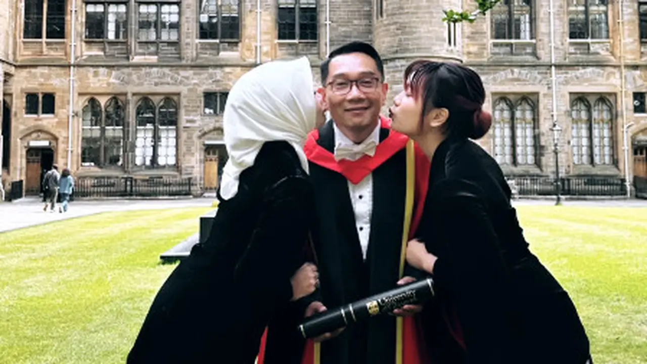 Gaya Kompak Atalia Praratya dan Camillia Azzahra Kenakan Kebaya Hitam di Wisuda Doktoral Ridwan Kamil