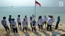 Aktivis Yayasan Kehati Jakarta  bersiap melakukan upacara bendera menghadap laut dalam rangka HUT ke-74 RI di Pulau Sangiang, Banten, Minggu (18/8/2019). Dalam kegiatan ini juga dilakukan akbir bersih pantai dengan memungut sampah-sampah di seputaran pantai. (merdeka.com/Arie Basuki)