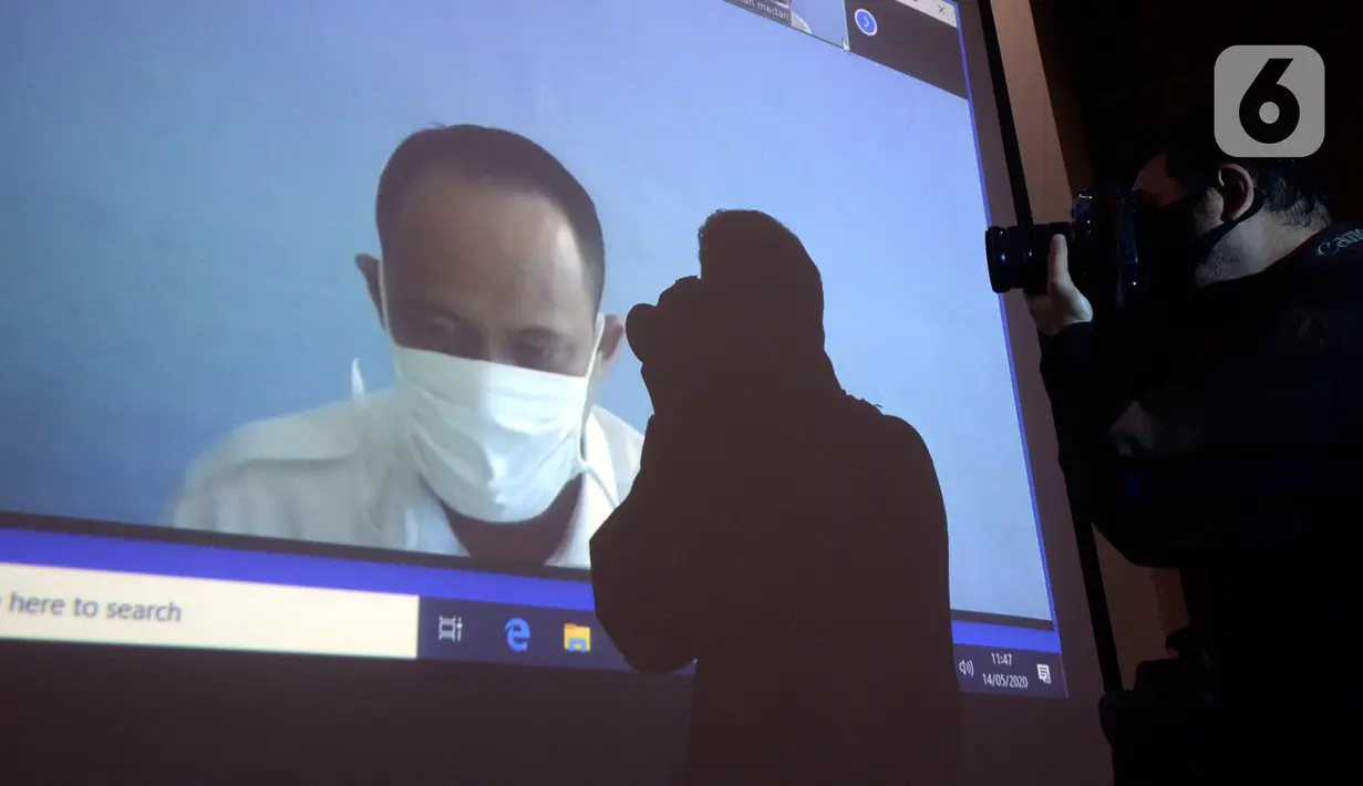 Layar menayangkan terdakwa mantan Kasubbag Protokoler Kota Medan Syamsul Fitri Siregar saat pembacaaan tuntutan dalam sidang secara online di Gedung KPK, Jakarta, Kamis (14/5/2020). Syamsul terlibat dalam kasus dugaan suap proyek dan jabatan pada Pemkot Medan tahun 2019. (merdeka.com/Dwi Narwoko)