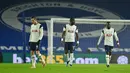 Para pemain Tottenham Hotspur kecewa usai kebobolan oleh gol gelandang Brighton and Hove Albion, Leandro Trossard dalam laga lanjutan Liga Inggris 2020/21 pekan ke-21 di American Express Community Stadium, Minggu (31/1/2021). Tottenham kalah 0-1 dari Brighton. (AFP/Glyn Kirk/Pool)