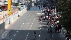 Sejumlah warga berolahraga saat Car Free Day (CFD) pada awal tahun 2017 di kawasan Bundaran HI, Jakarta, Minggu (1/1). Pemprov DKI tetap menggelar Car Free Day di sepanjang Jl Jenderal Sudirman dan Jl MH Thamrin. (Liputan6.com/Faizal Fanani)