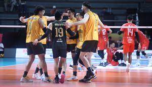 Para pemain Jakarta Bhayangkara Presisi berselebrasi usai mencetak poin pada pertandingan final four Proliga 2026 saat melawan Surabaya Samator yang digelar di Jawa Pos Arena, Surabaya, Kamis (2/4/2026). (Dok. PBVSI)